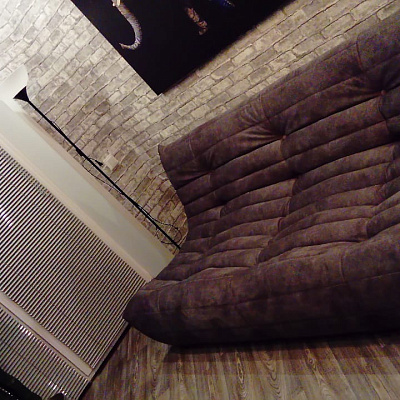 Пухлый диван с мягкой обивкой: отзыв о комфорте. Фото в гостиной. 5 звезд.